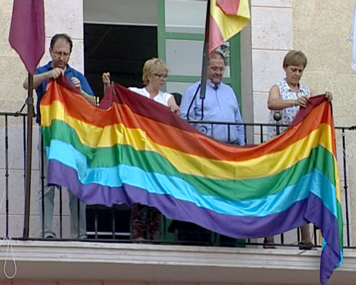 El Alcalde con los concejales de Ganar Totana-IU colocan la bandera del arcoris en el balcn del Ayuntamiento